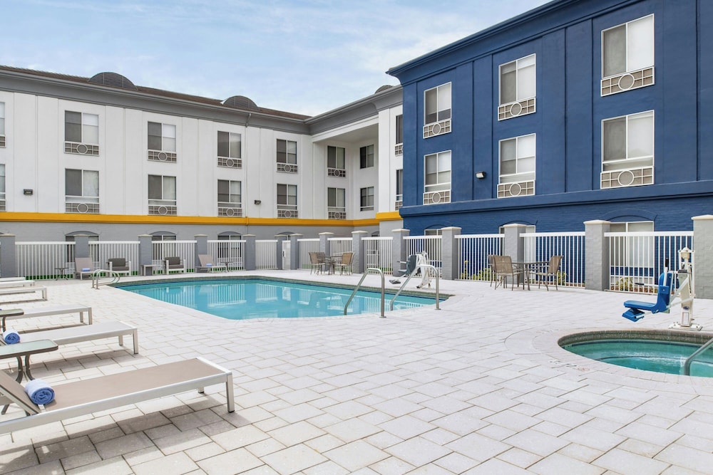 Holiday Inn Express Suites Rancho Cucamonga 52/57