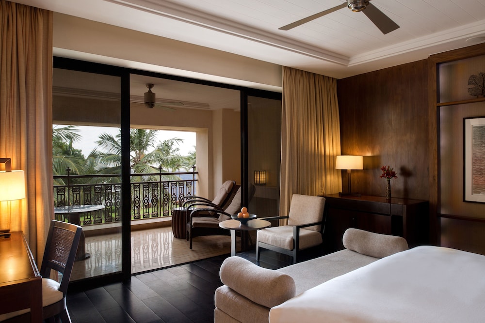 غرفة بسرير كينج بإطلالة على المسبح بشرفة، GRAND HYATT GOA 7/10