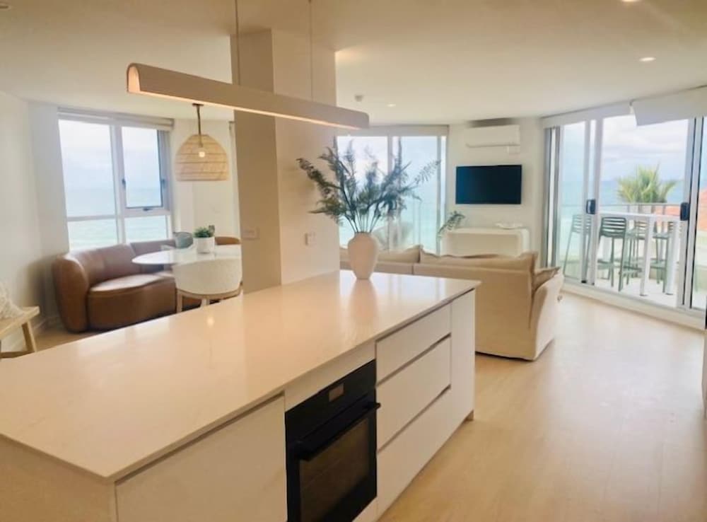 FORESHORE BEACHFRONT APARTMENTS 36/66