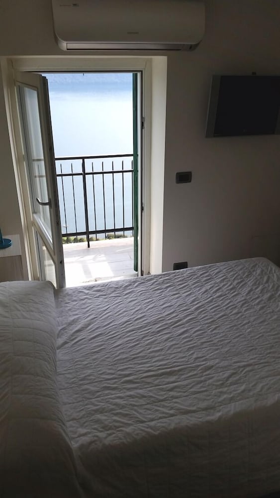 بنتهاوس بسرير كينج وسرير فردي بإطلالة على البحيرة بشرفة بغرفتي نوم مع أريكة، Castel Gandolfo 5/10