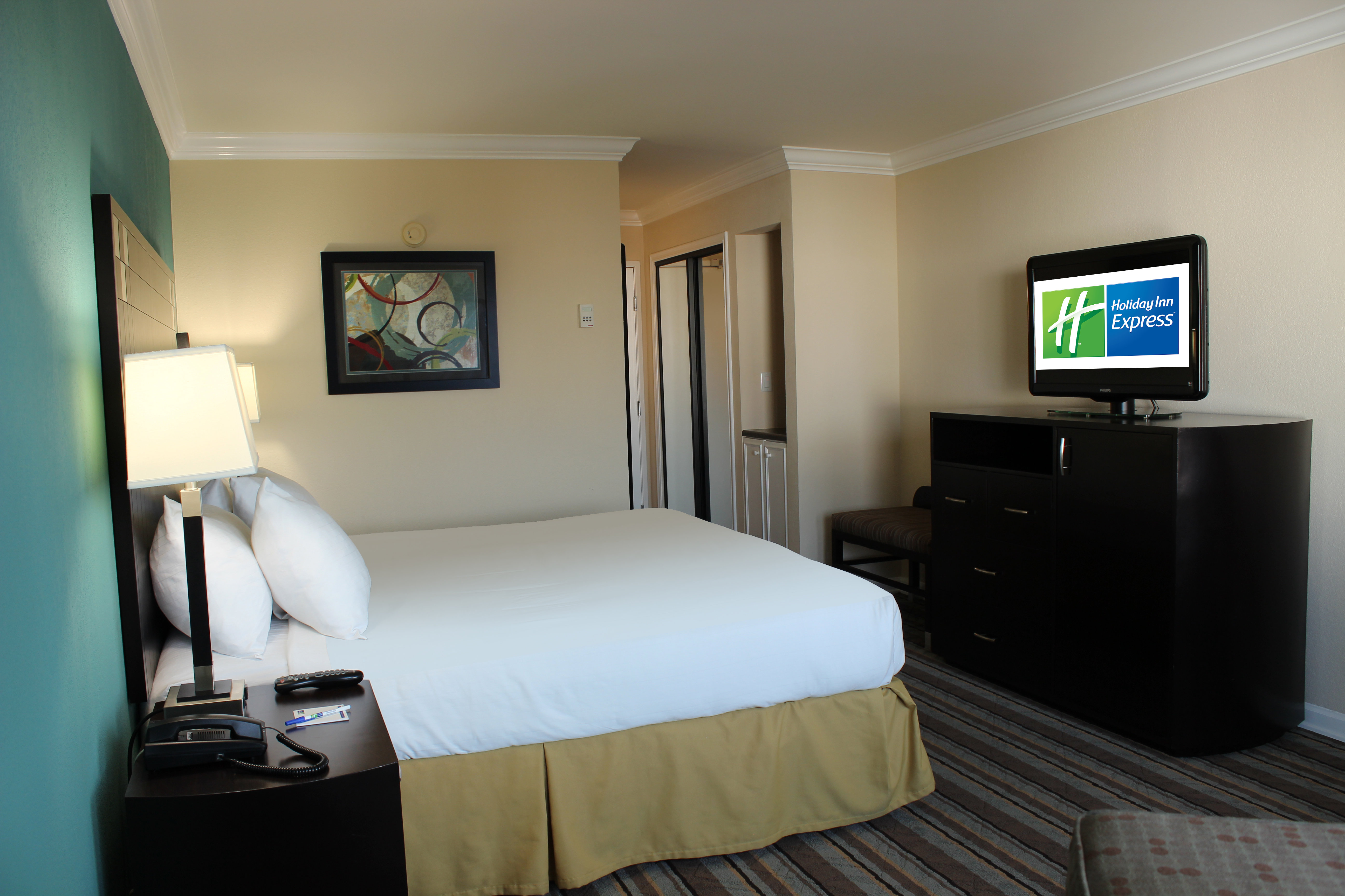 Holiday Inn Express Van Nuys 17/50