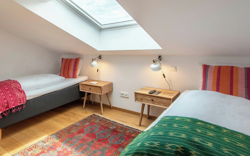 Economy, Queen Bed, ALTBERLIN 3/7