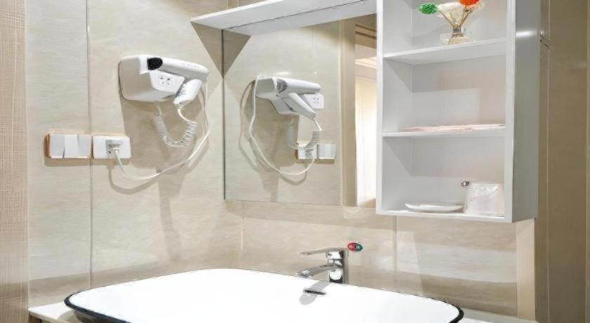 Shell Shanghai Baoshan District Songbin Road Subway Station Hotel 48/50