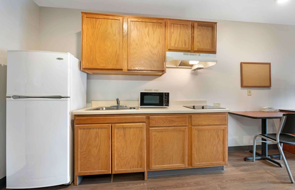 Studio 6 Extended Stay Cincinnati Sharonville OH 30/44