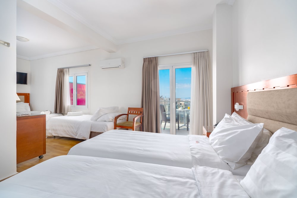 ROOM, QUADRUPLE