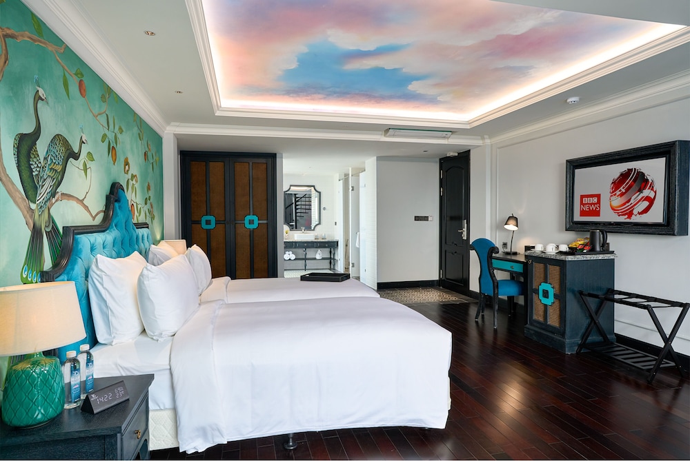 DUPLEX, CLUB, SUITE