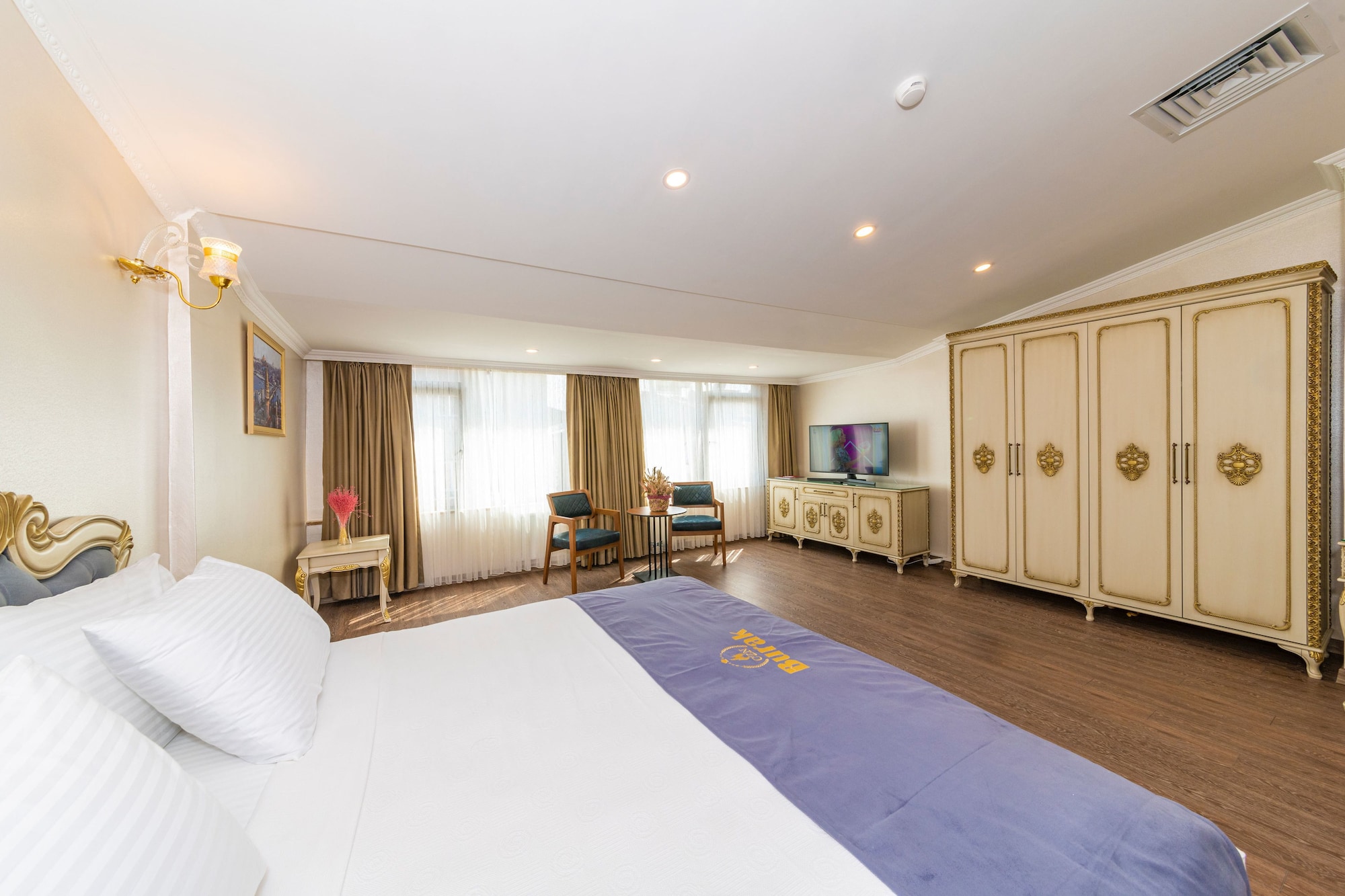 DELUXE, DOUBLE OR TWIN BED