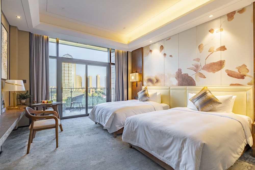 SUPERIOR, TWIN BEDS, CITY VIEW