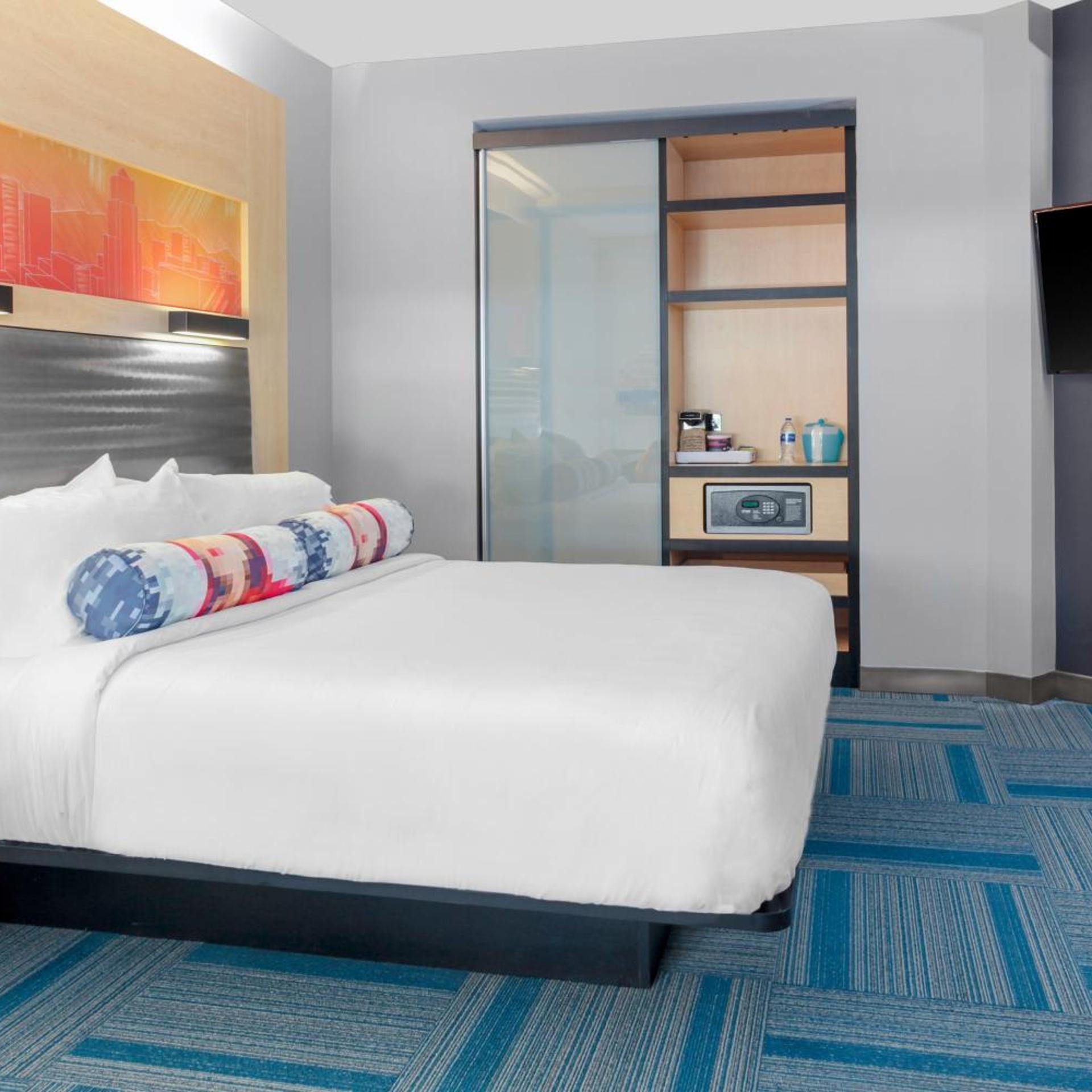 Savvy, Guest Room, King Bed