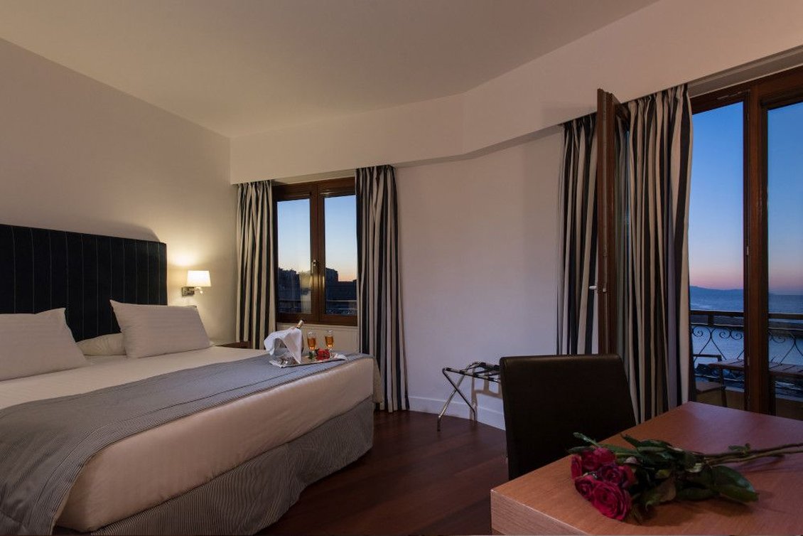 SUITE, SEA VIEW, BATHTUB