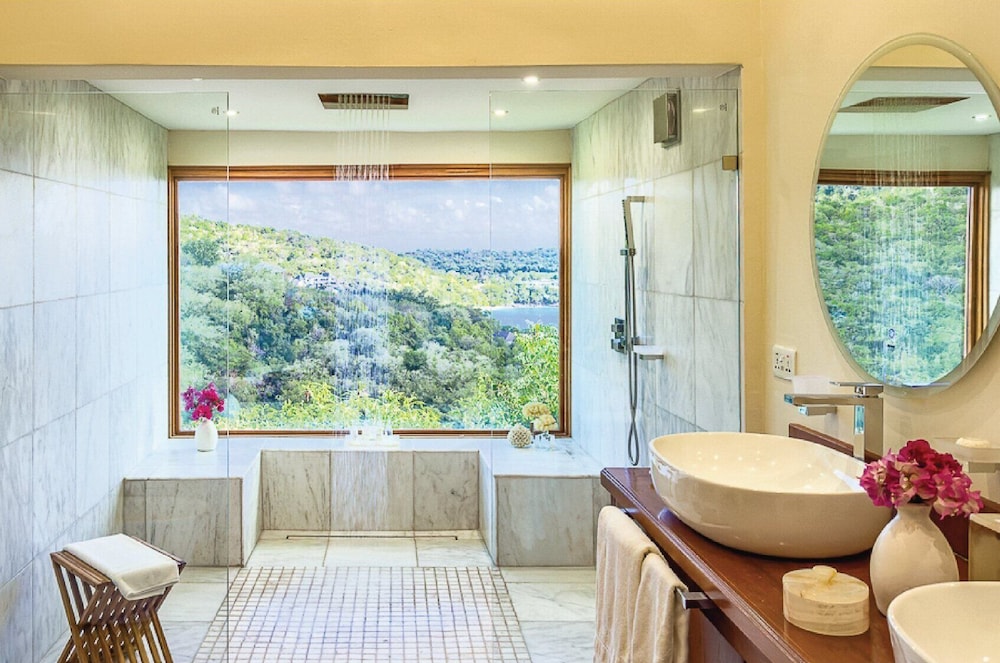 Pool, Suite, King Bed, Hill Side