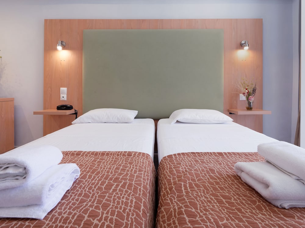 STANDARD, DOUBLE OR TWIN BED, PARTIAL SEA VIEW