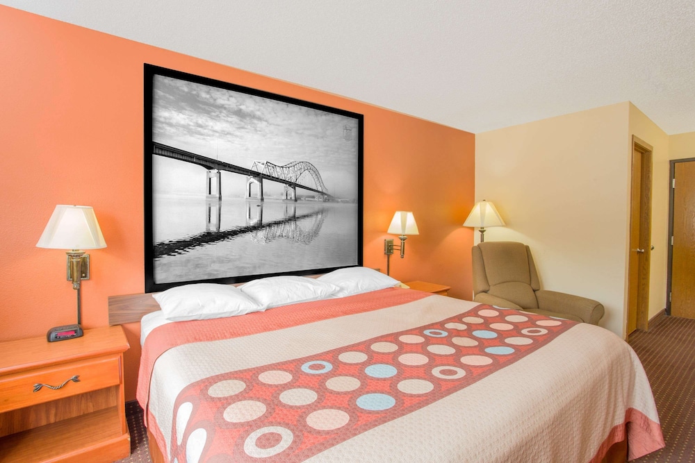 Super 8 by Wyndham Waverly 23/57