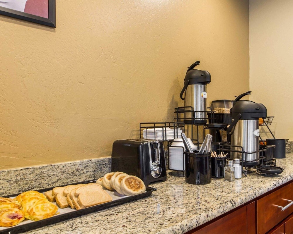 Econo Lodge Sacramento Convention Center 24/26