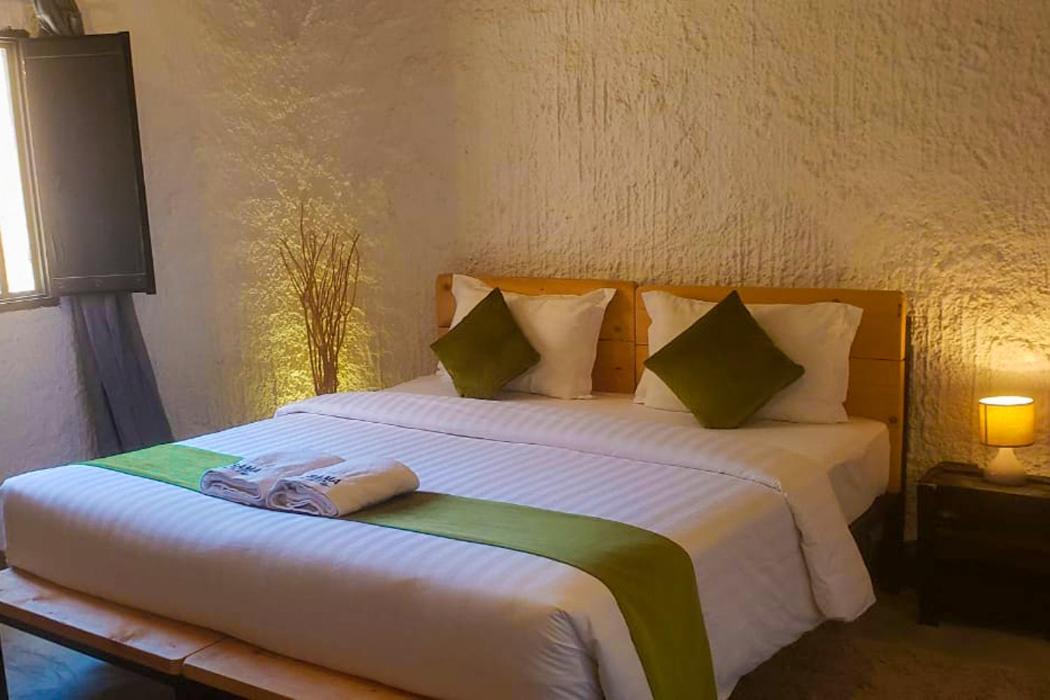 Room at Sama Al Khutaim-Heritage Home, AL HAMRA