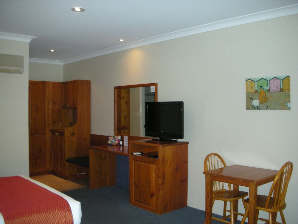 Breakout Motor Inn 17/20