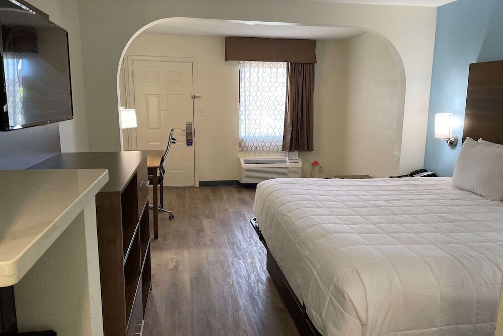 Baymont by Wyndham Biloxi Ocean Springs 34/60