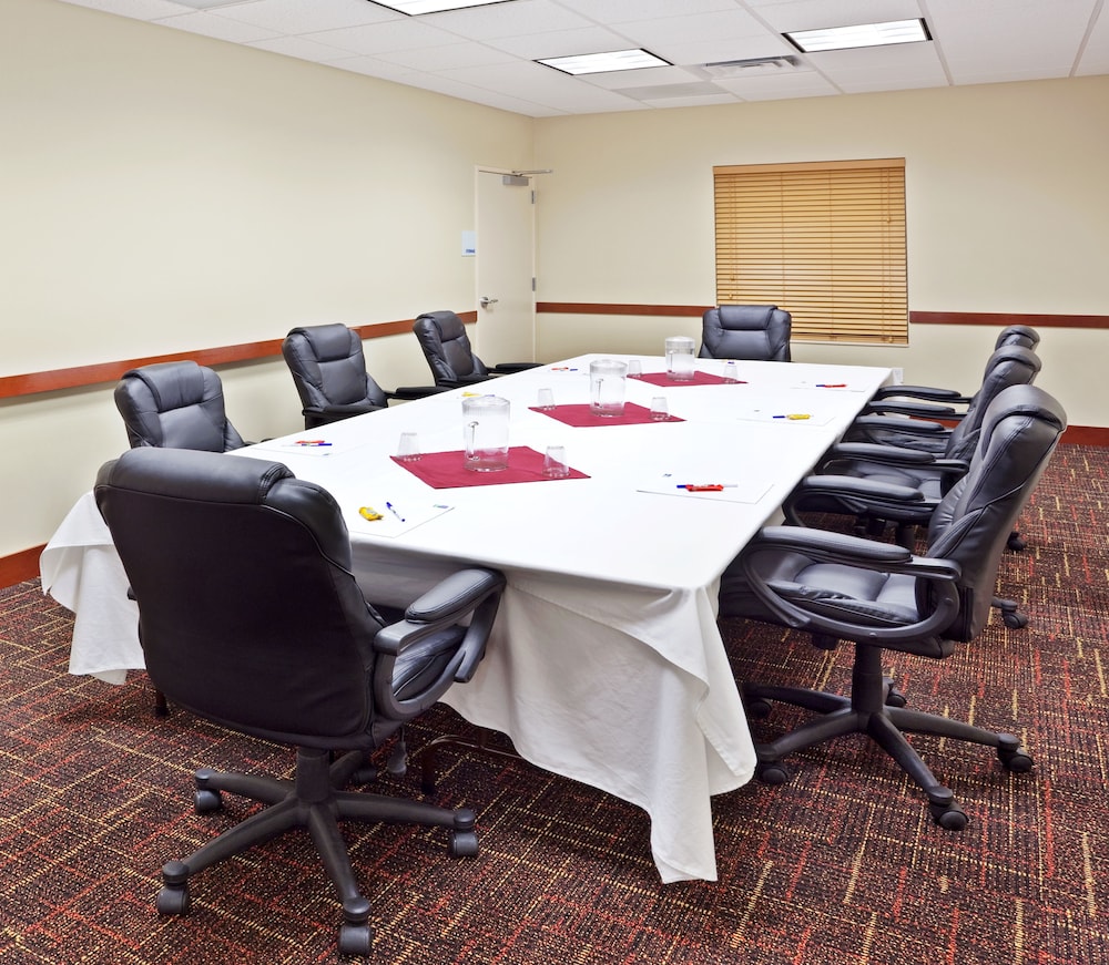 Holiday Inn Express Hotel and Suites Chehalis-Centralia 53/67