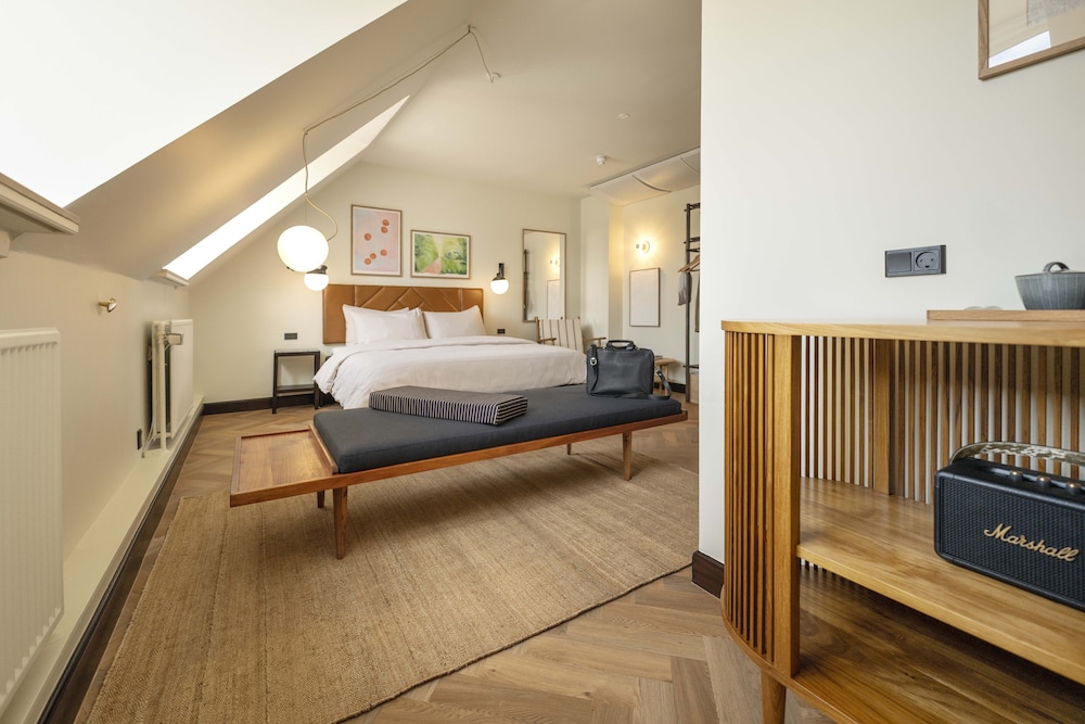 DELUXE, KING BED