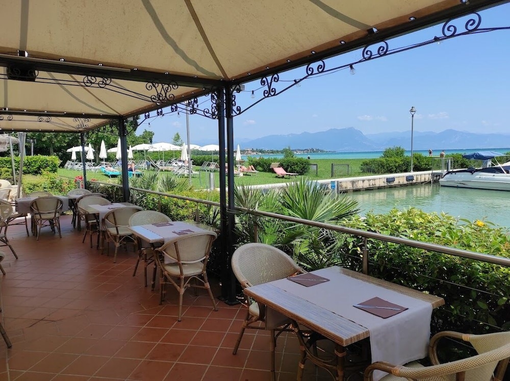 Yachting Hotel Mistral 37/79