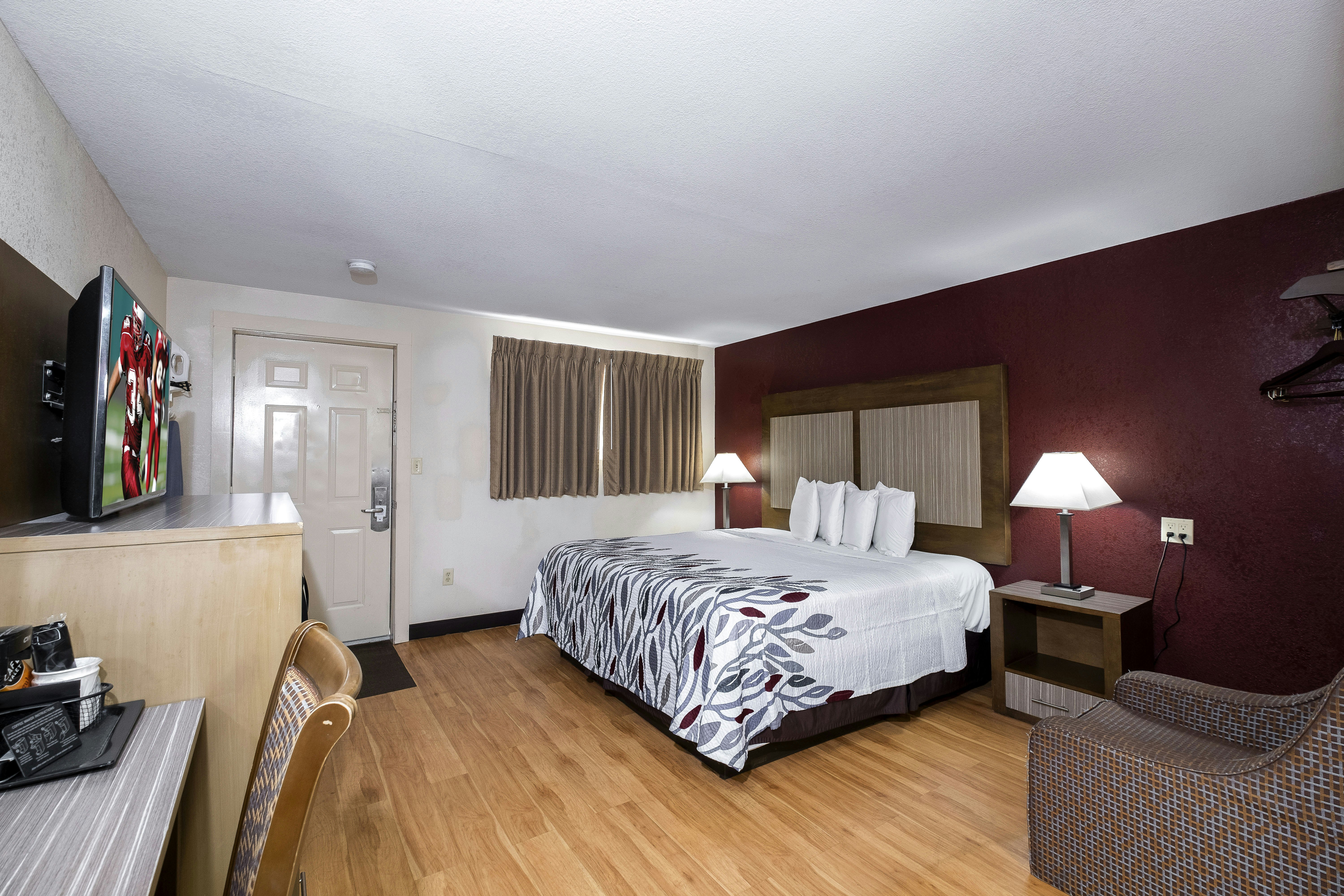 Superior, King Bed, Large, Red Roof Inn Neptune 2/10