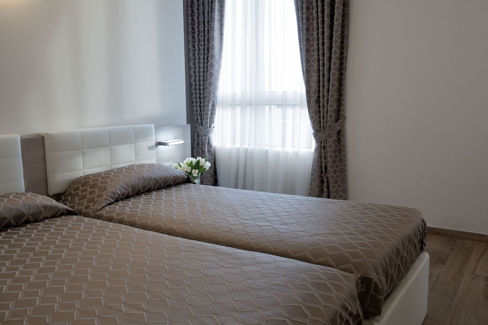 DELUXE, DOUBLE OR TWIN BED