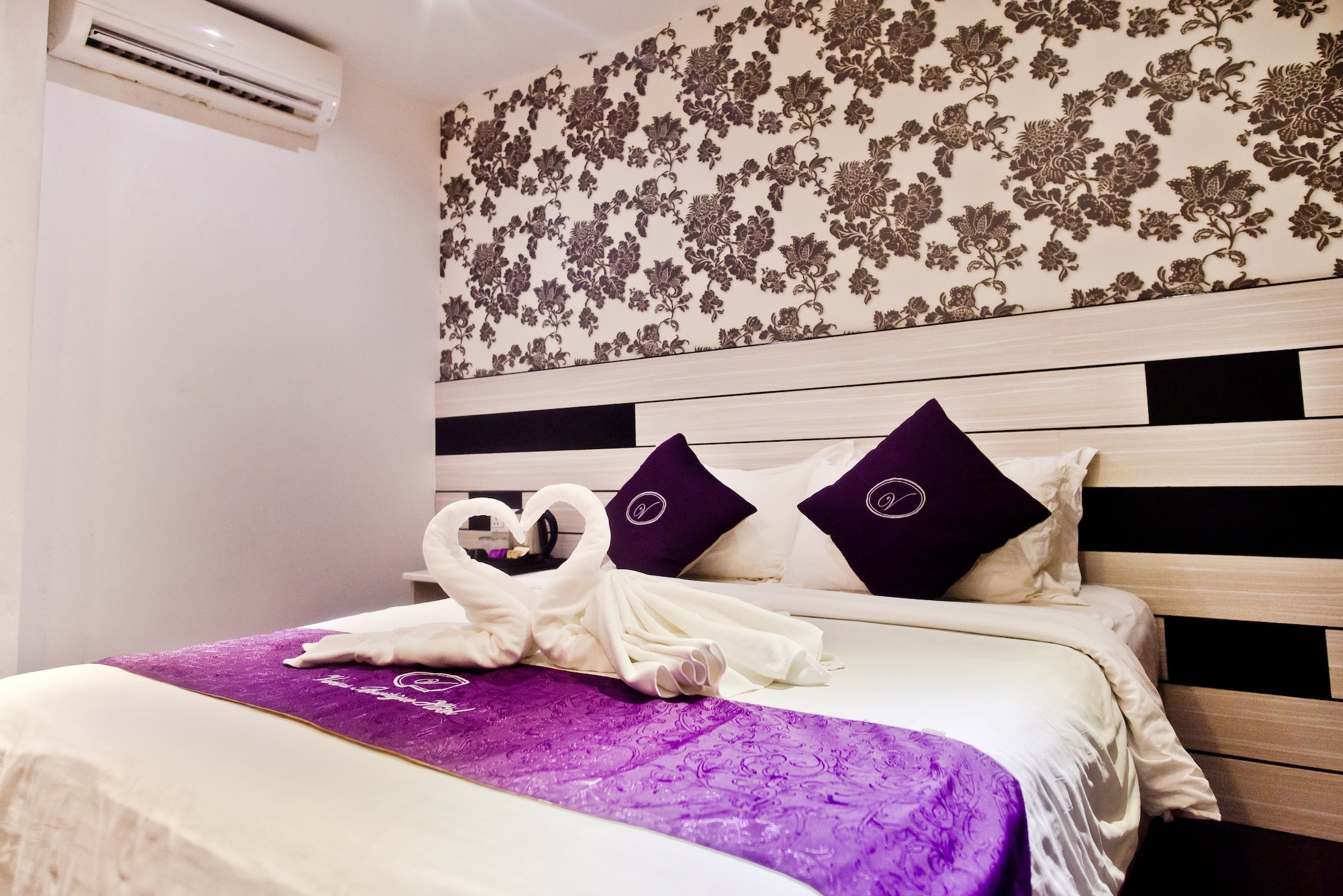 Standard, Queen Bed