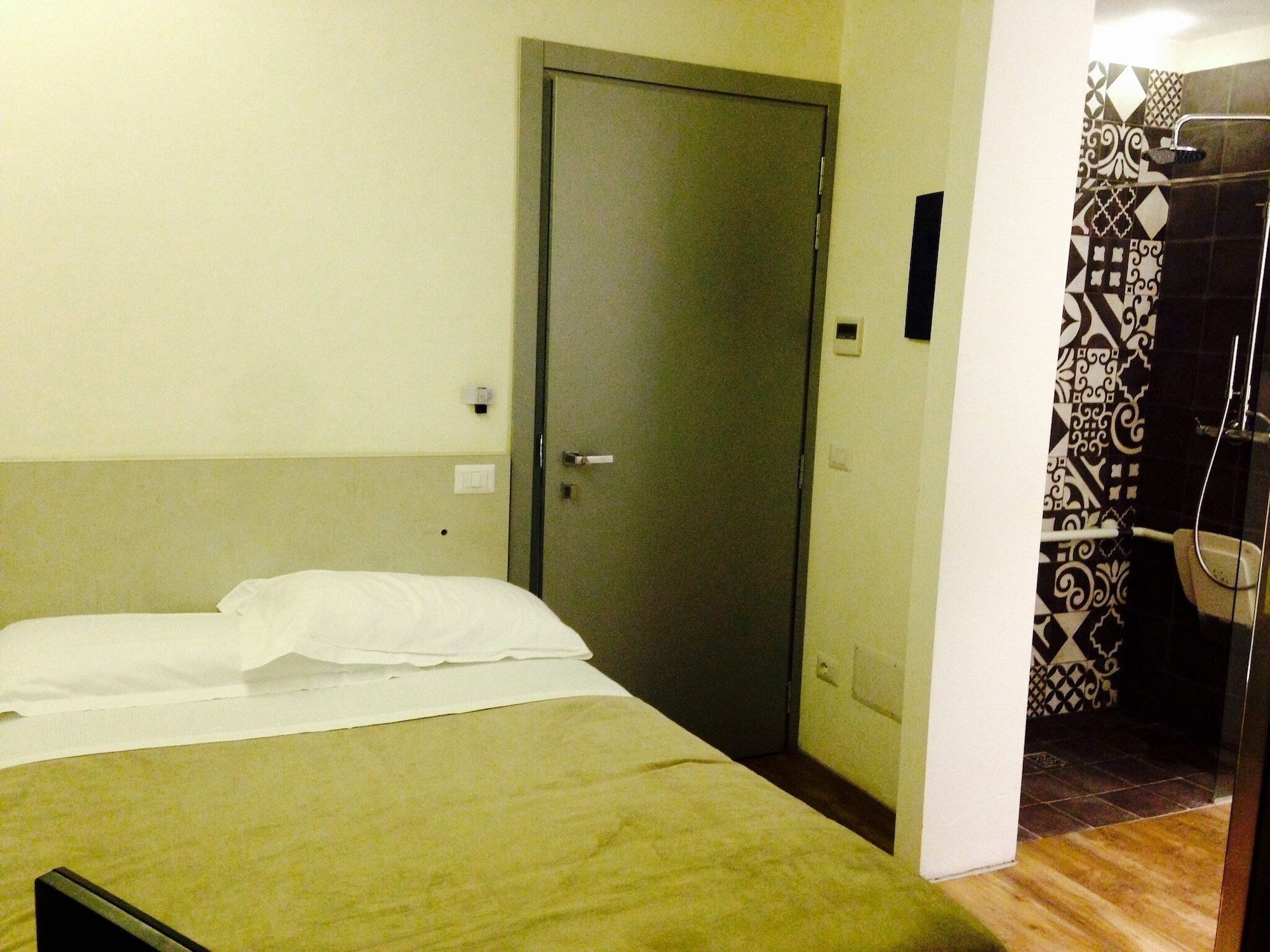 ROOM, SINGLE