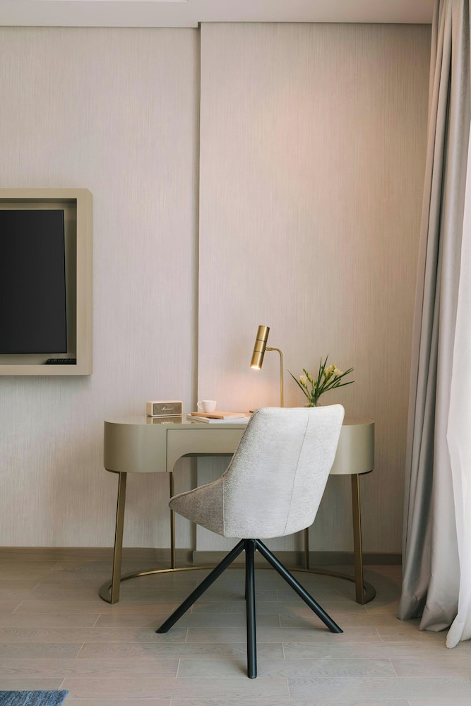 Aura Suites Downtown 37/48