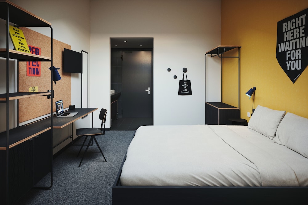 STANDARD, KING BED, INTERIOR VIEW