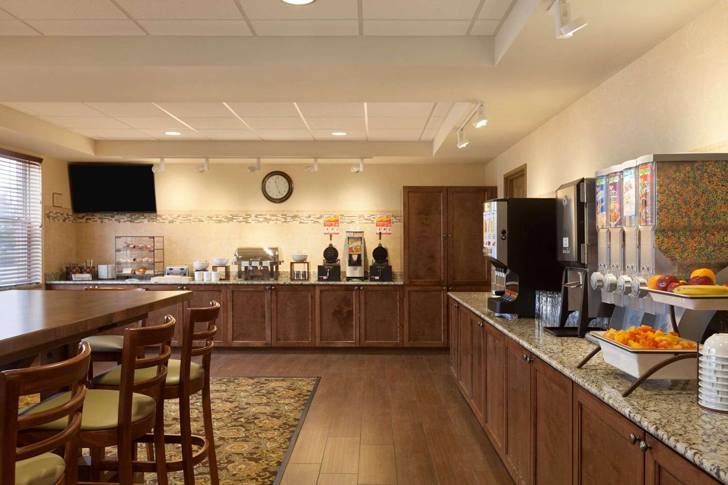 Country Inn & Suites by Radisson, Dundee, MI 17/20