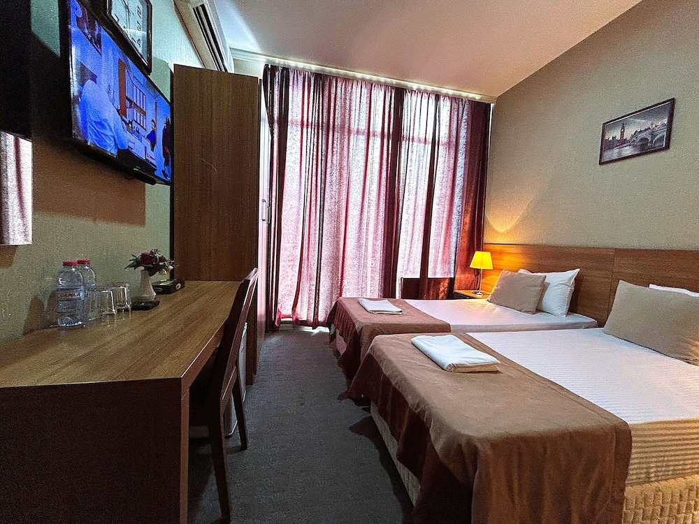 The Family Hotel 14/34