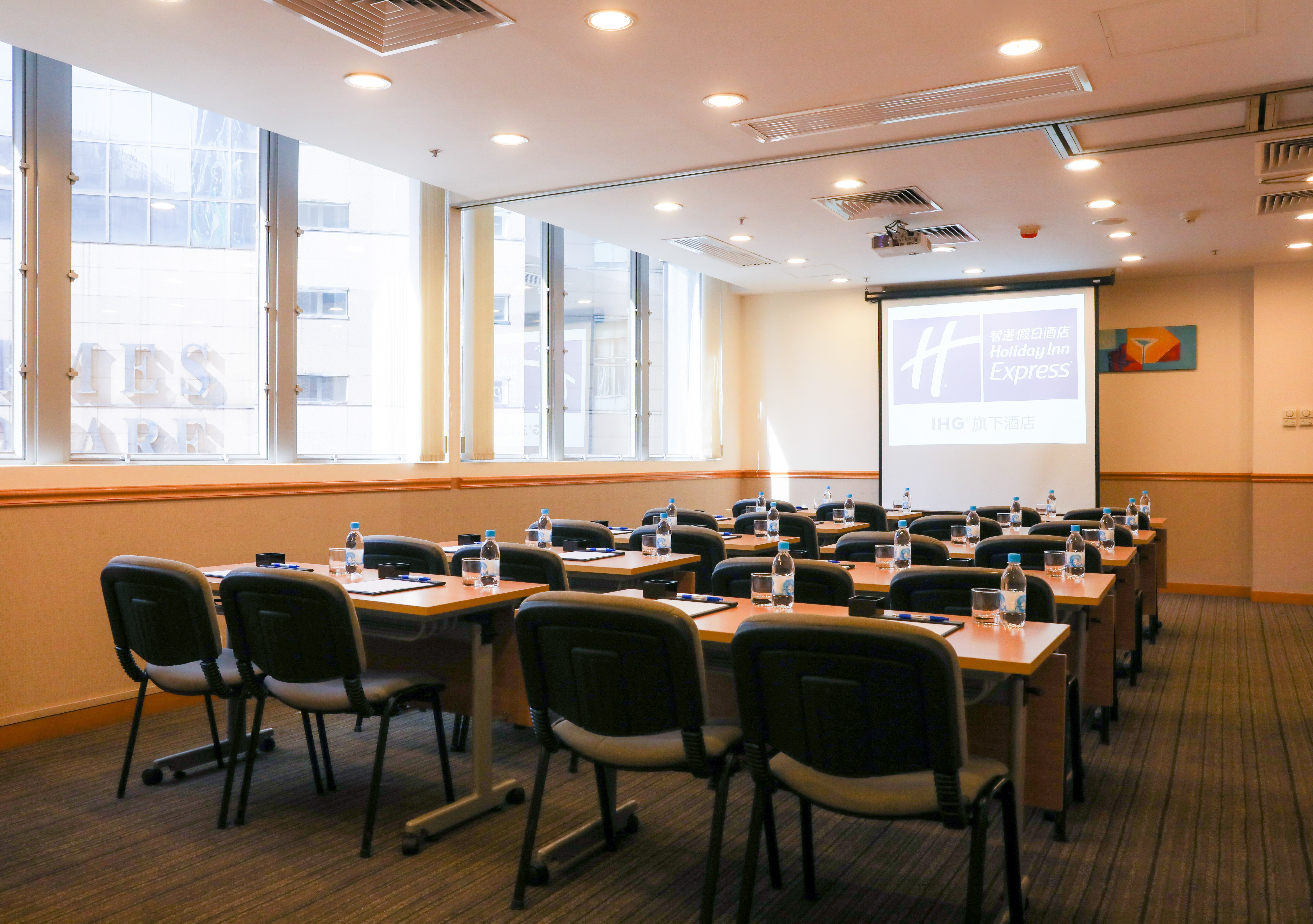 Holiday Inn Express Causeway Bay Hong Kong 66/76