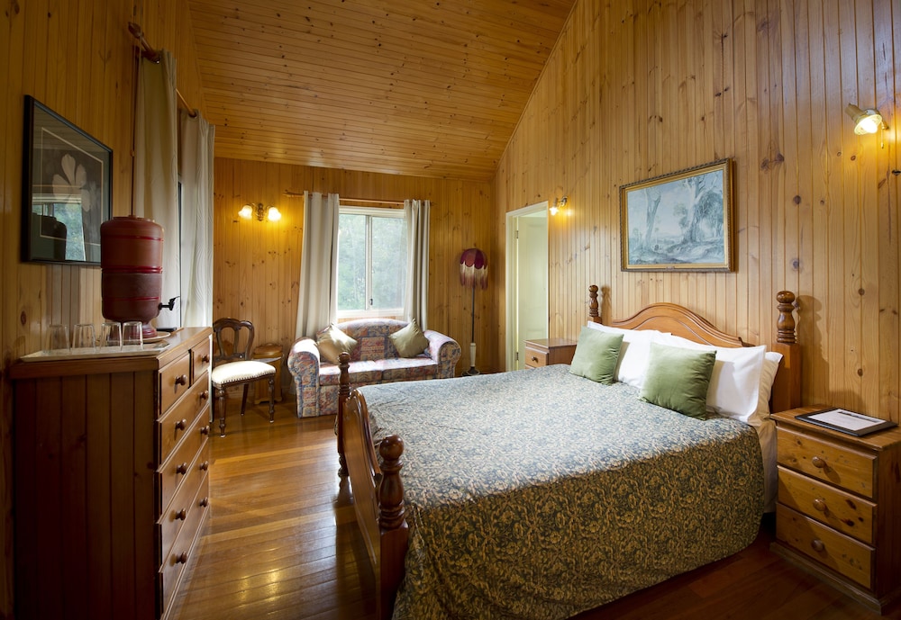 GLASS HOUSE MOUNTAINS ECOLODGE 11/34
