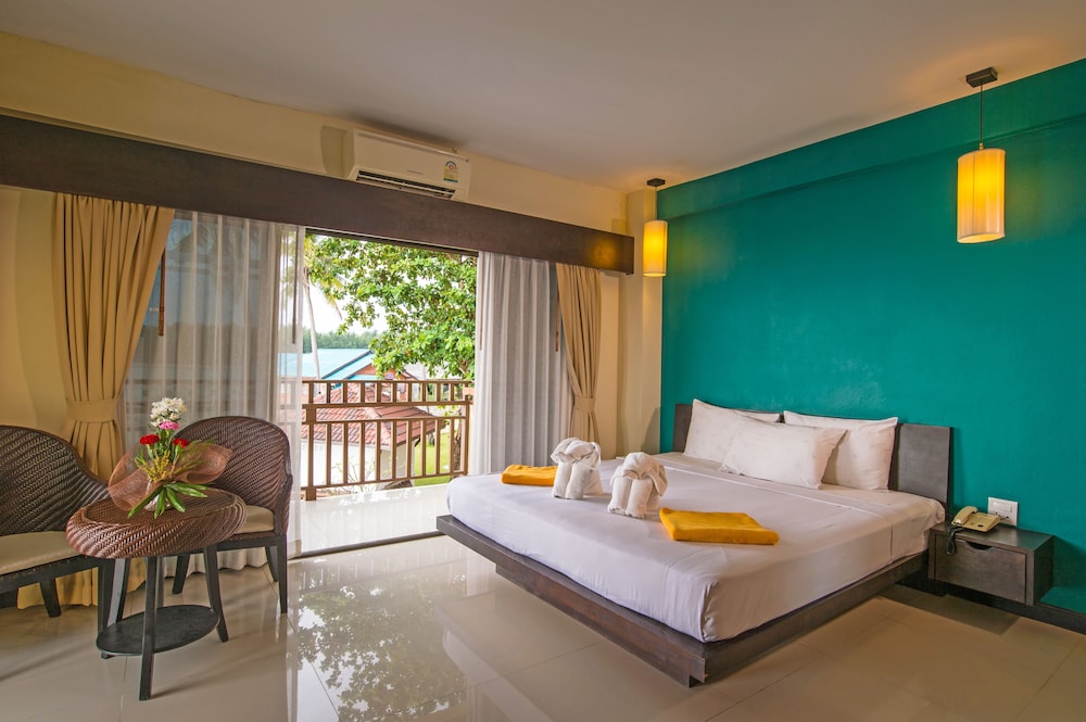 Lanta Pura Beach Resort 8/28