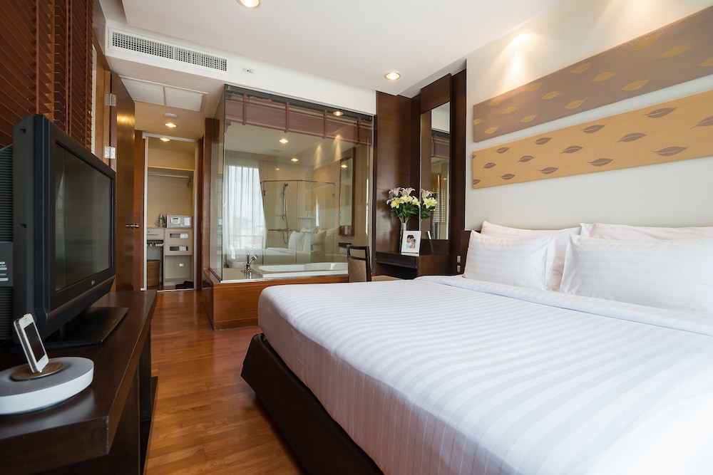 ONE BEDROOM DELUXE SUITE (POOL VIEW)
