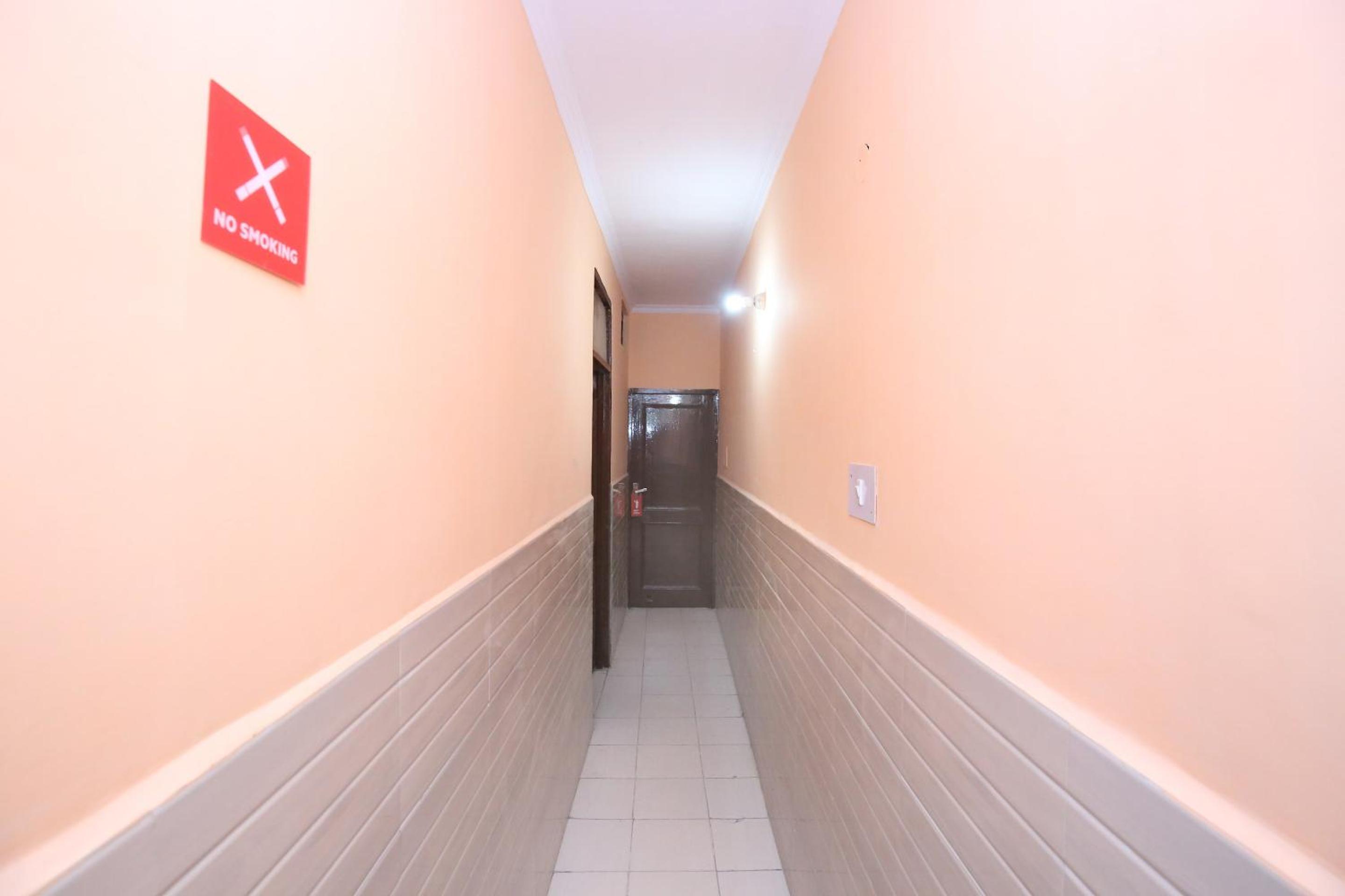 Oyo 10384 Hotel Rajesh Palace 24/30