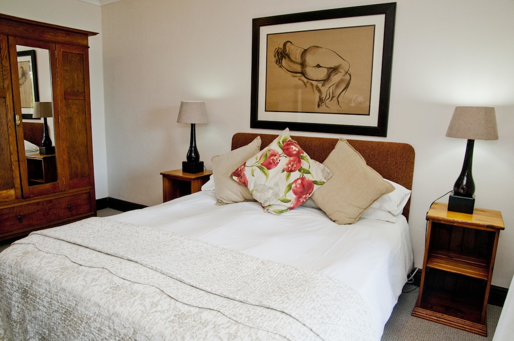 Hide Away Guest House 13/70