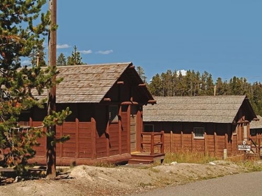 Lake Lodge Cabins 15/16