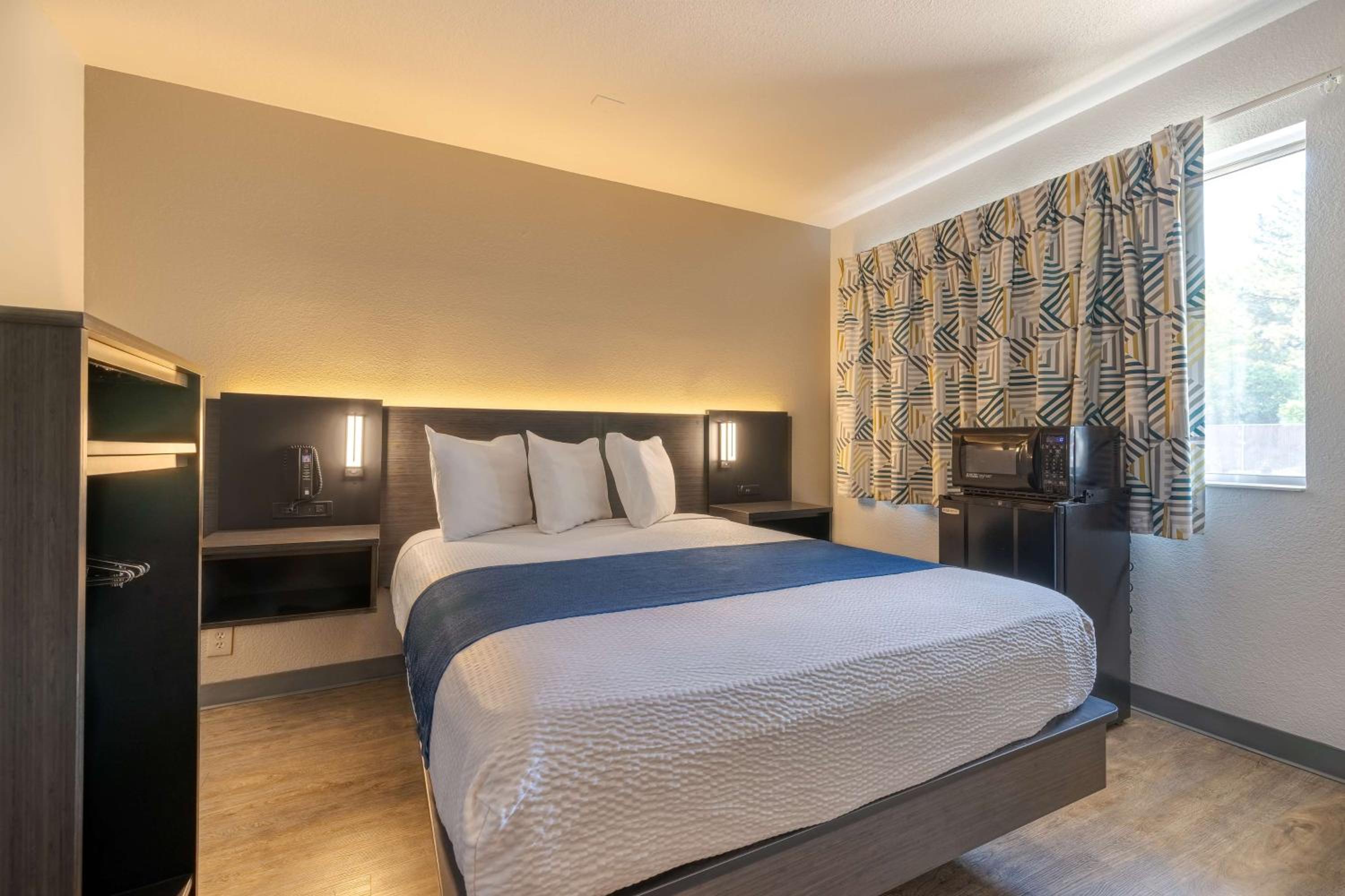 1 Queen Bed - ADA/RI Shower