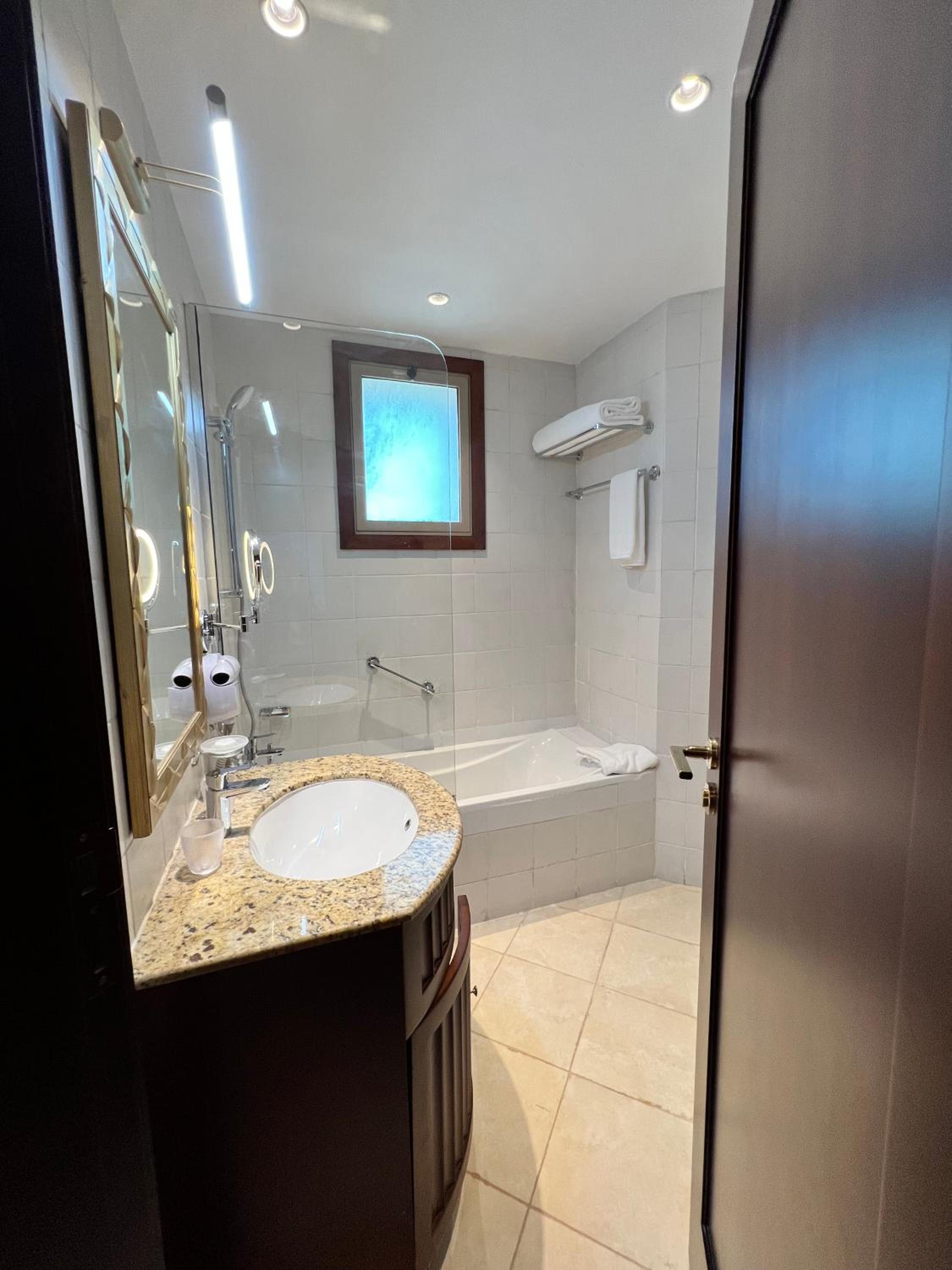 1 BEDROOM, APARTMENT, EXECUTIVE, KING BED