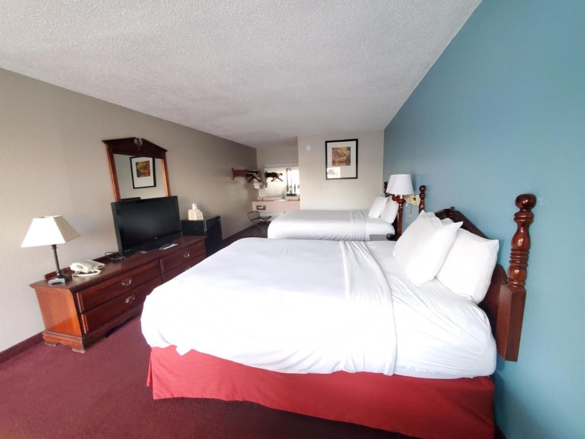 Twelve Oaks Inn 7/30
