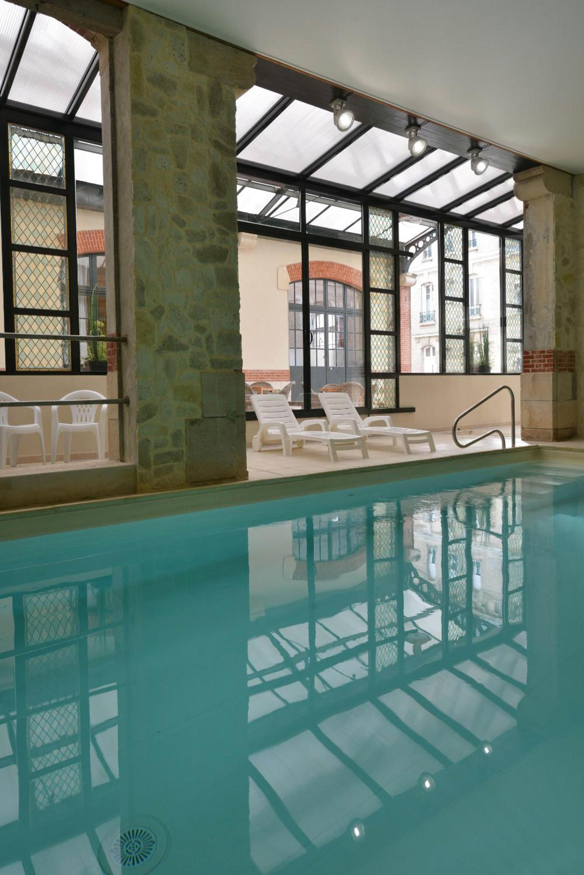 Hotel Castel Jeanson 10/23
