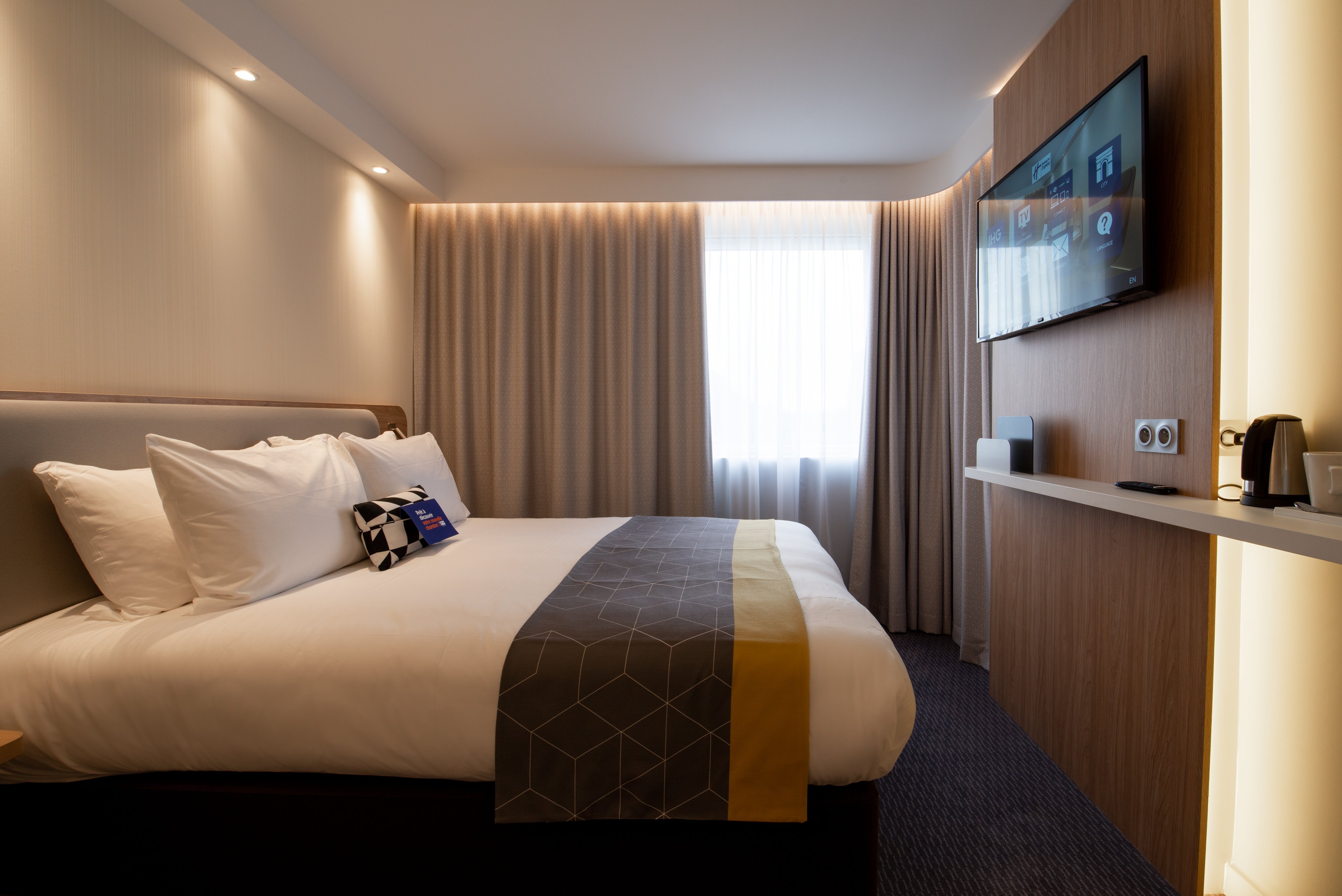 Standard, Queen Bed
