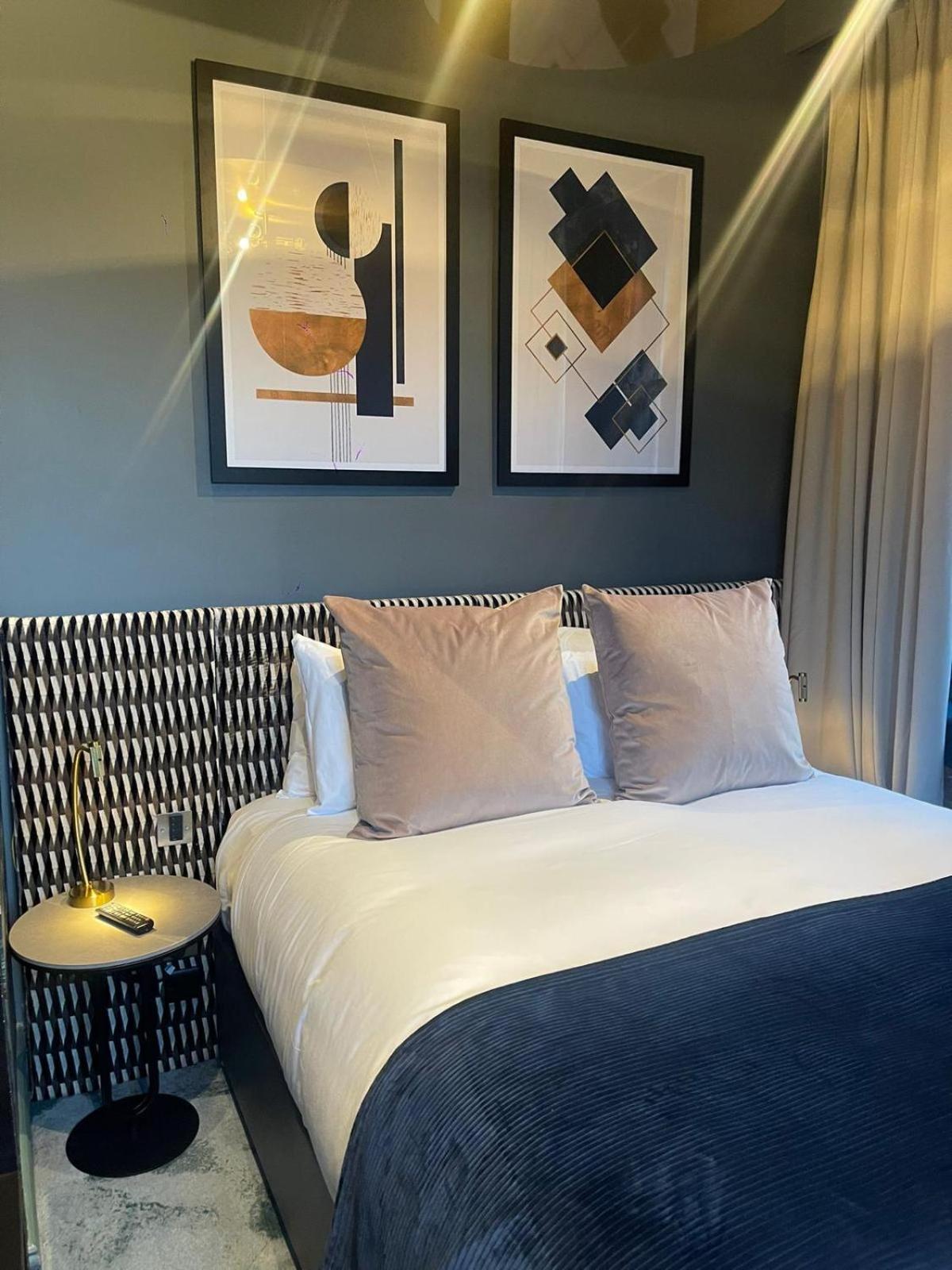 PENTHOUSE, SUITE, KING BED, LIVING AREA, KITCHENETTE