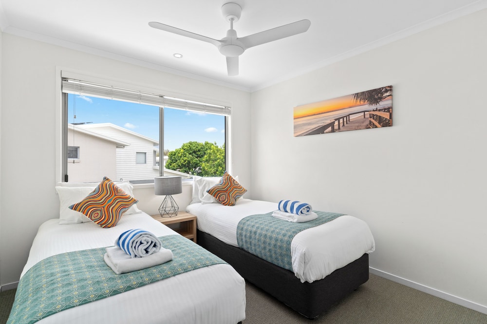 2 BEDROOMS, TOWN HOUSE