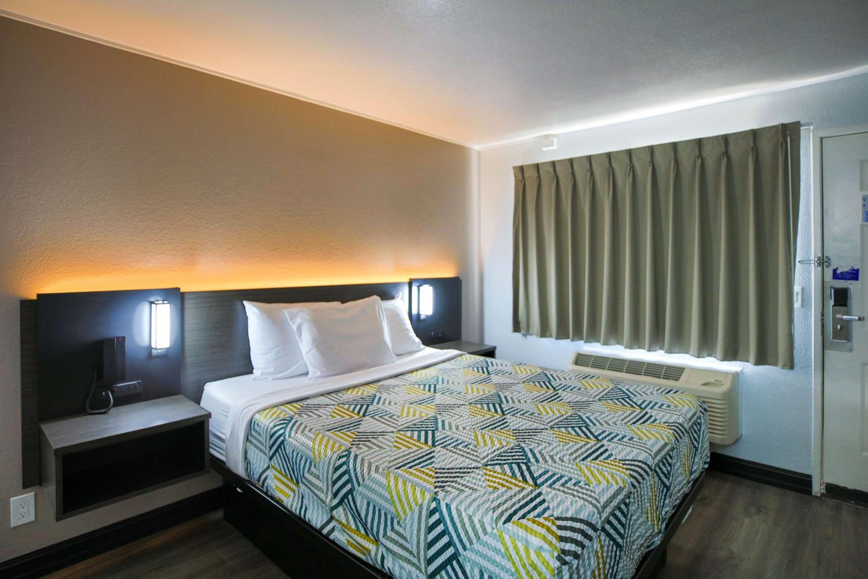 ROOM, QUEEN BED, ACCESSIBLE