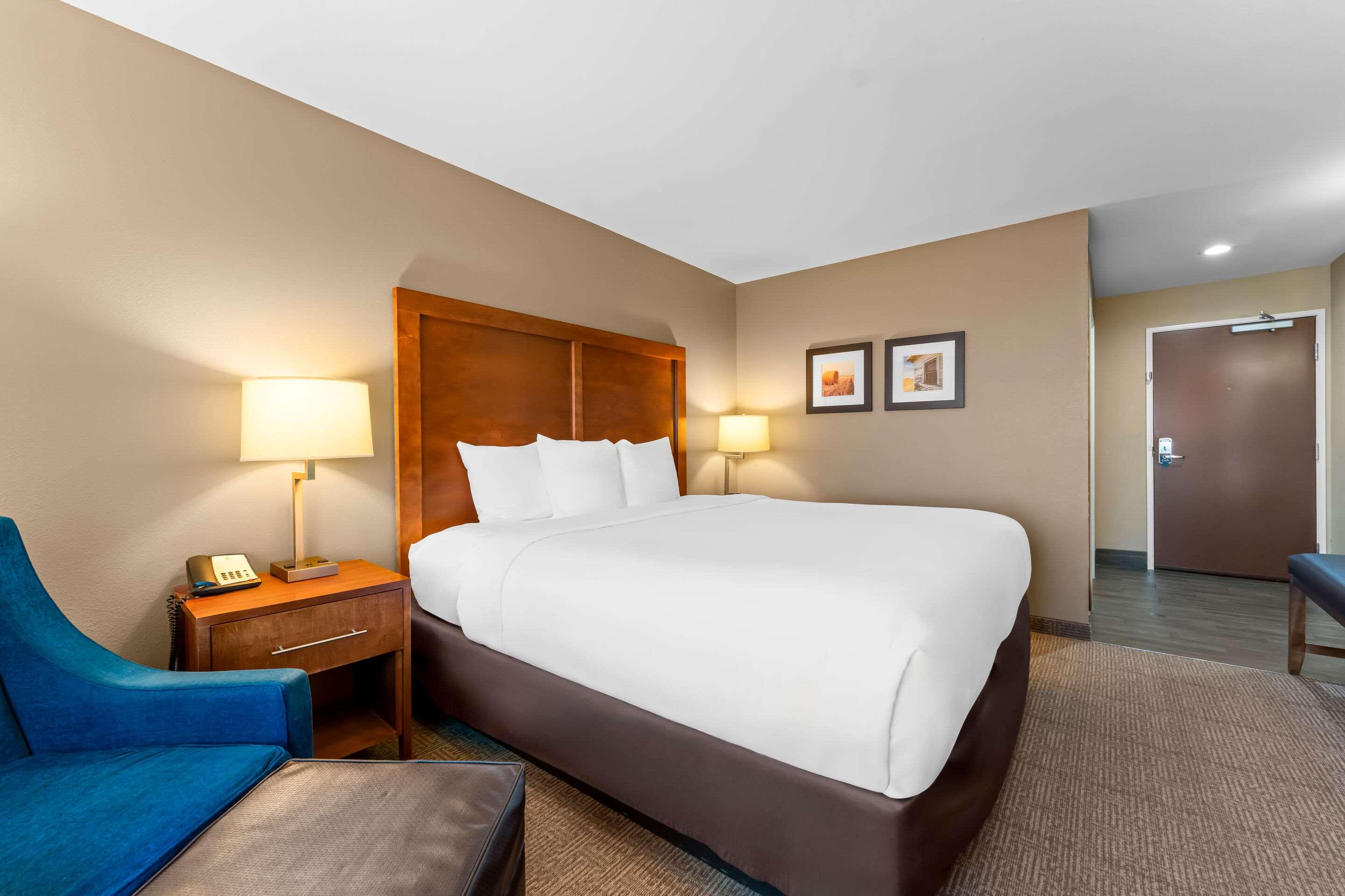 ROOM, KING BED