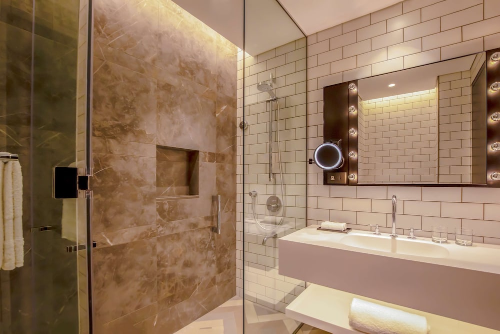 deluxe room, 1 king bed (theme park access)، The WB Abu Dhabi, Curio Collection by Hilton 5/6