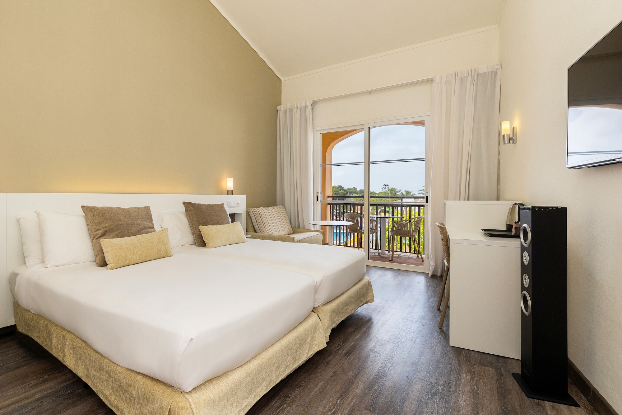 Sol, Double Bed, Pool View